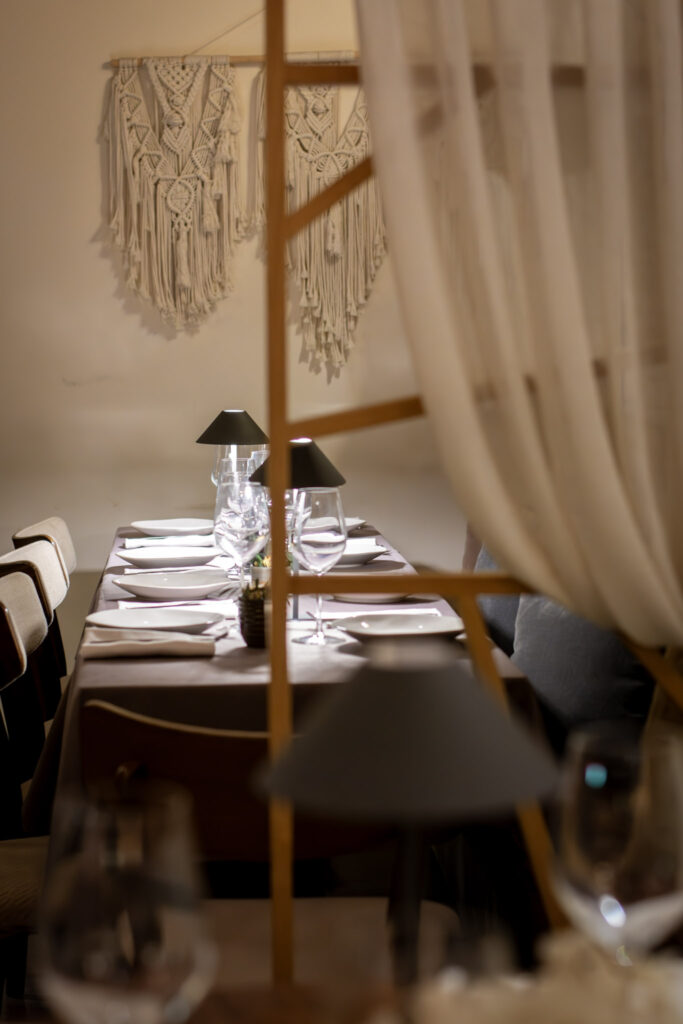 Interior del restaurante Moscada Barcelona con ambiente elegante