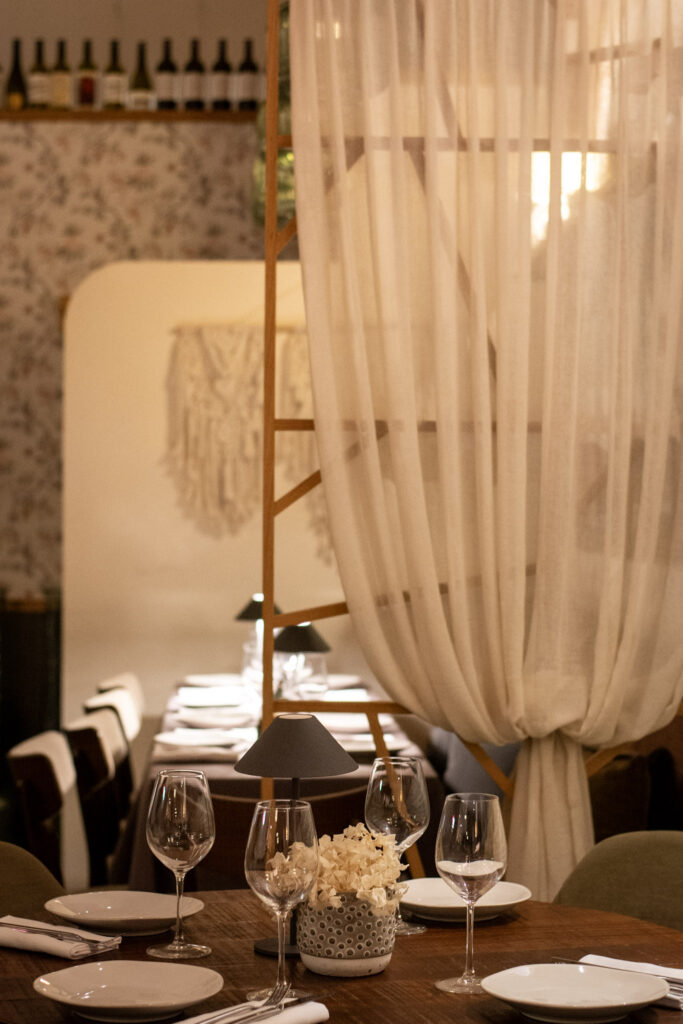 Interior del restaurante Moscada Barcelona con ambiente elegante