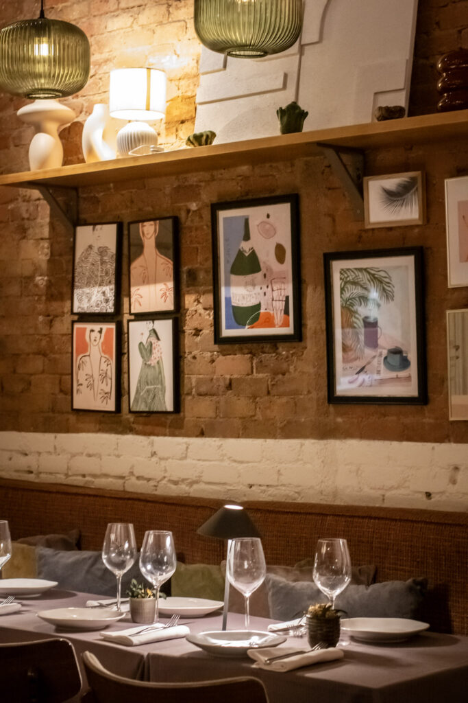 Interior del restaurante Moscada Barcelona con ambiente elegante