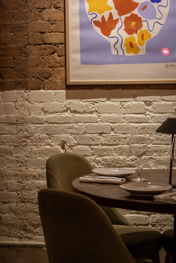 Interior del restaurante Moscada Barcelona con ambiente elegante