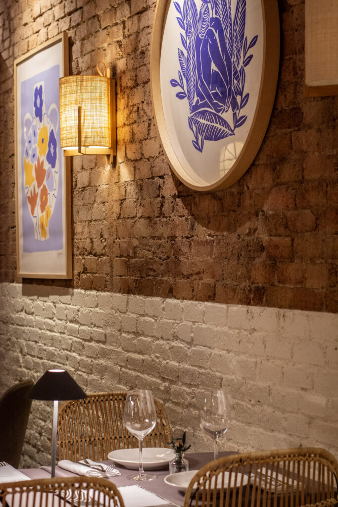 Interior del restaurante Moscada Barcelona con ambiente elegante
