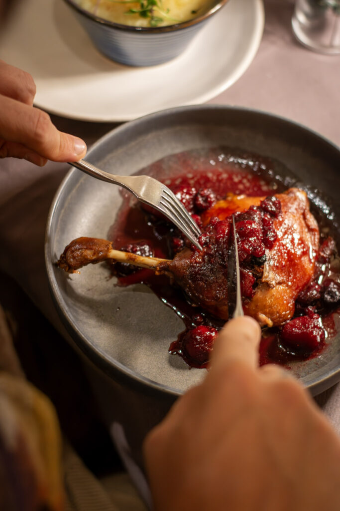 Confit de pato crujiente con salvia y salsa de fresas del restaurante Moscada Barcelona