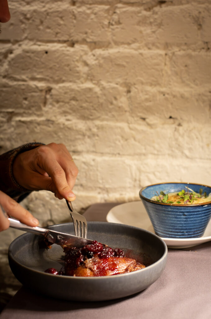 Confit de pato crujiente con salvia y salsa de fresas y parmentier de patata del restaurante Moscada Barcelona