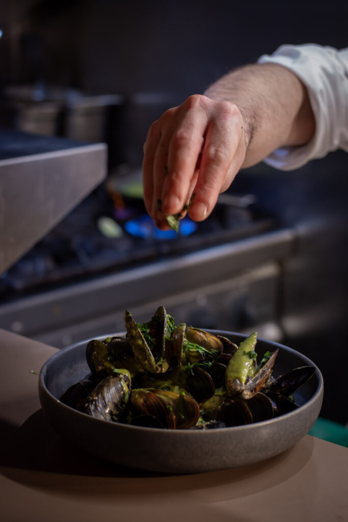 Mejillones con curry verde y hierbas aromáticas del restaurante Moscada en Barcelona