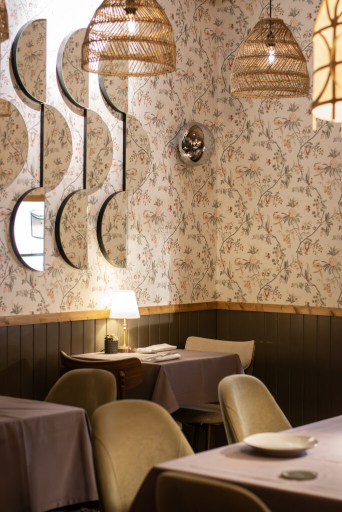 Interior del restaurante Moscada Barcelona con ambiente elegante