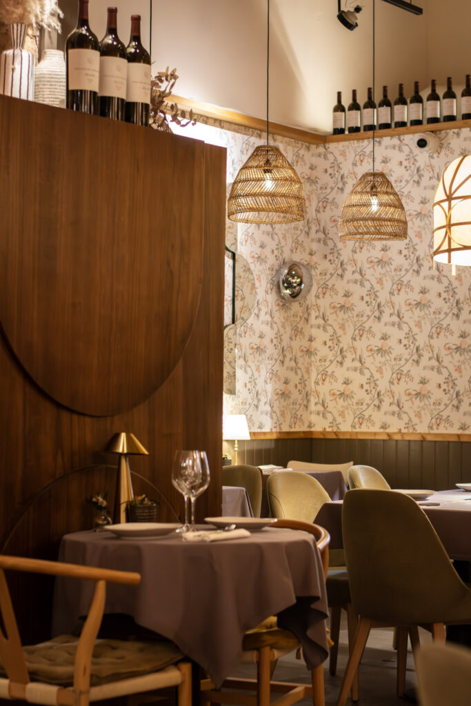 Interior del restaurante Moscada Barcelona con ambiente elegante