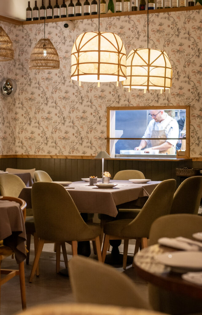 Interior del restaurante Moscada Barcelona con ambiente elegante