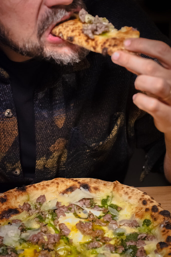 Pizza con ternera ahumada, patata, queso y yema de huevo de Parking Pizza