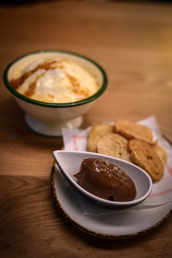 Cremoso de chocolate y espuma de crema catalana Sepietas a la plancha y zamburiñas con jamón de Delta Arrocería Informal en el Born de Barcelona