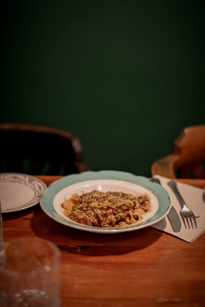 Pappardelle con coda alla vaccinara de la Trattoria Enriquetto restaurante italiano en Barcelona