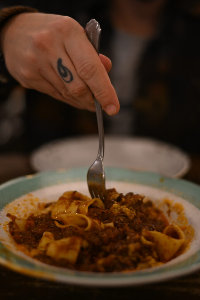 Pappardelle con coda alla vaccinara de la Trattoria Enriquetto restaurante italiano en Barcelona