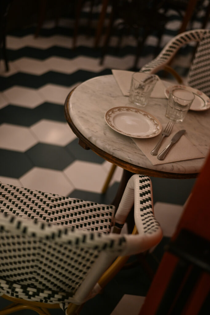 Comedor interior de Trattoria Enriquetto con cocina vista, decoración cálida y ambiente acogedor