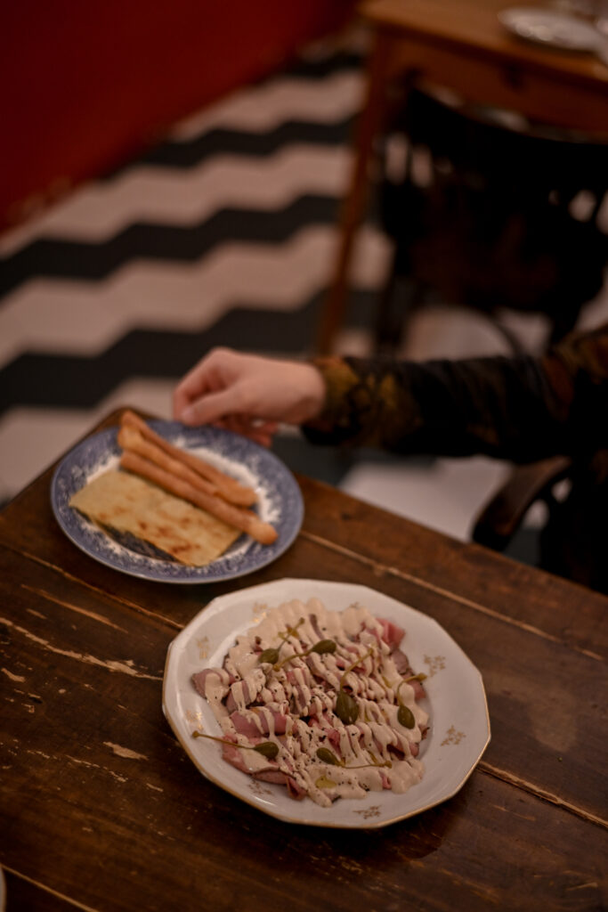 Vitello tonnato de la Trattoria Enriquetto restaurante italiano en Barcelona
