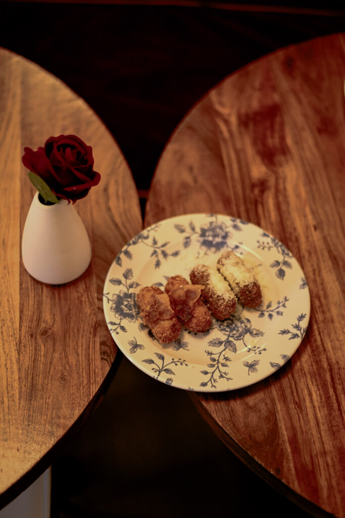Croquetas carbonara y de espinacas con gorgonzola de La Rosa Pizza Bar, trattoria italiana en el barrio de Horta de Barcelona