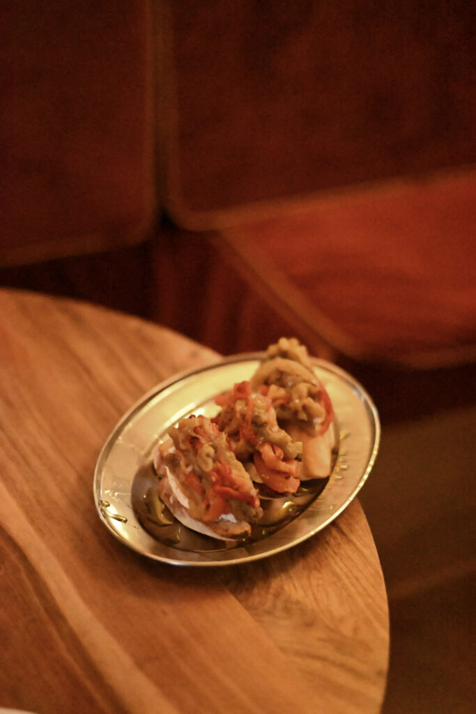 Bruschetta a la catalana con escalivada y queso de cabra de La Rosa Pizza Bar, trattoria italiana en el barrio de Horta de Barcelona