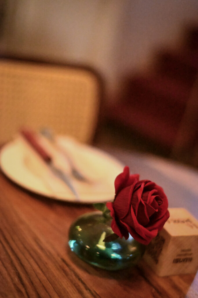 Mesa de La Rosa Pizza Bar, trattoria italiana en el barrio de Horta de Barcelona