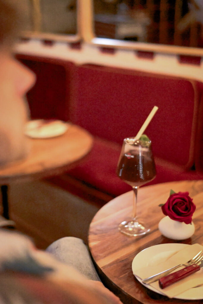 Aperol con lavanda de La Rosa Pizza Bar, trattoria italiana en el barrio de Horta de Barcelona