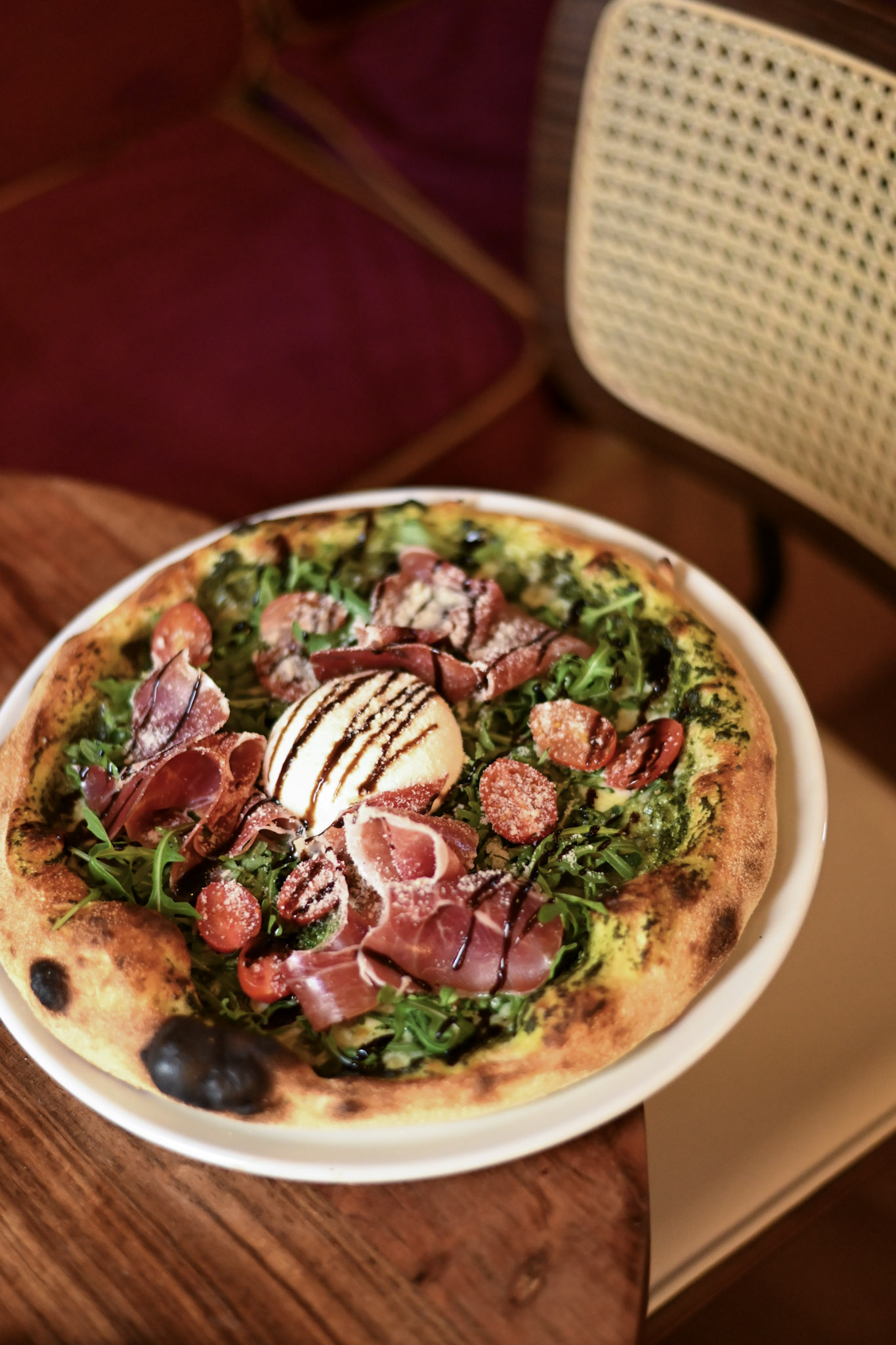 Pizza La Rosa de La Rossa Pizza Bar, con pesto, jamón ibérico, tomates cherry y burrata