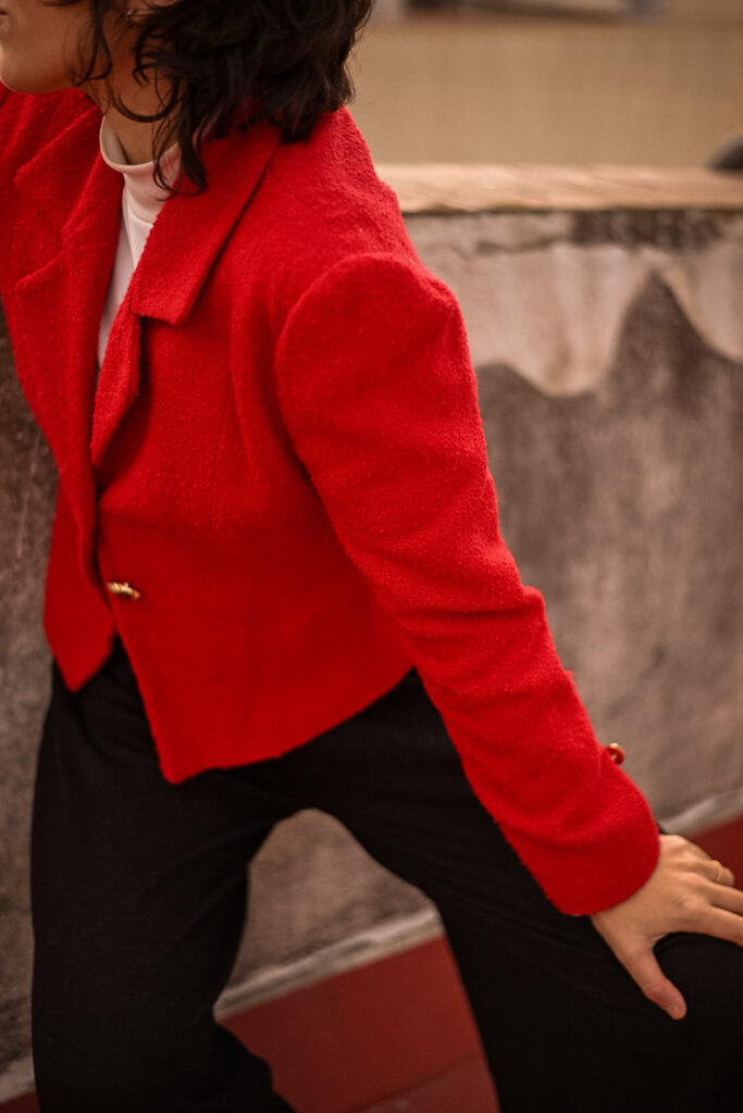 Look vintage diario con chaqueta roja en azotea urbana