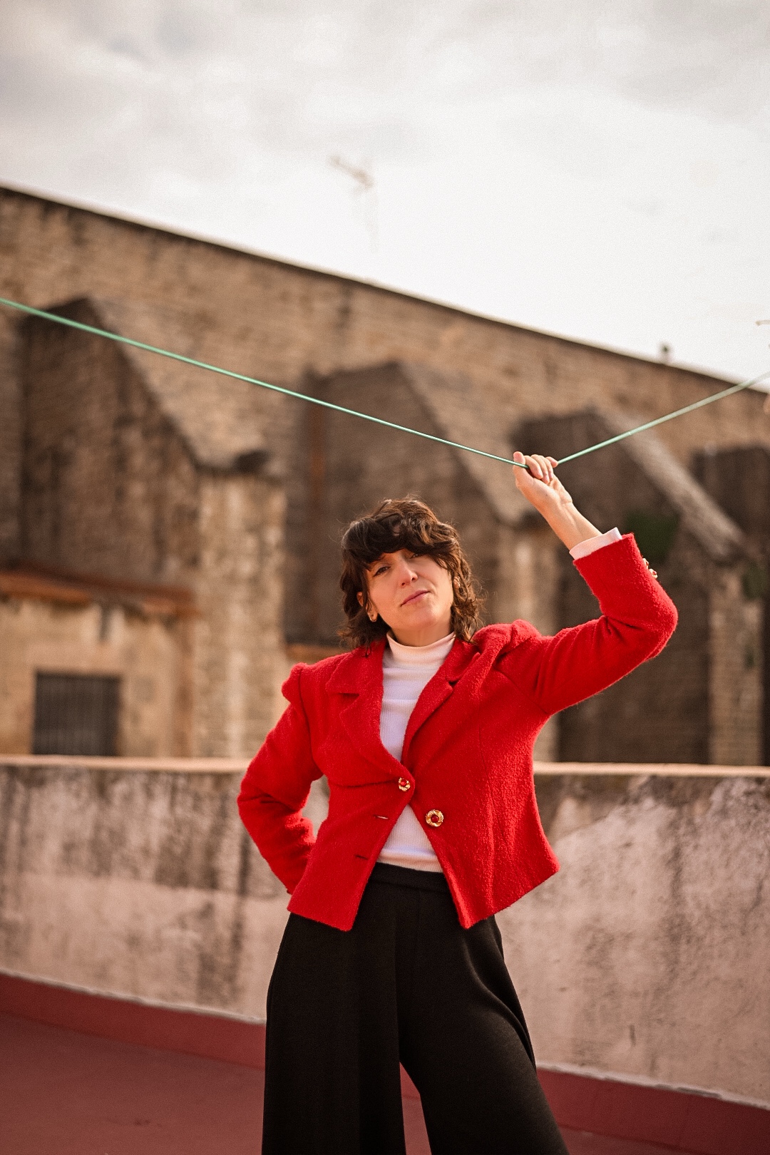 Look vintage diario con chaqueta roja en azotea urbana