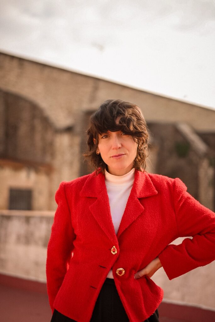 Look vintage diario con chaqueta roja en azotea urbana