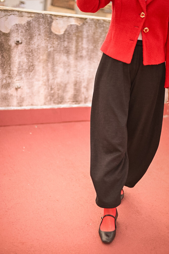 Look vintage diario con chaqueta roja en azotea urbana