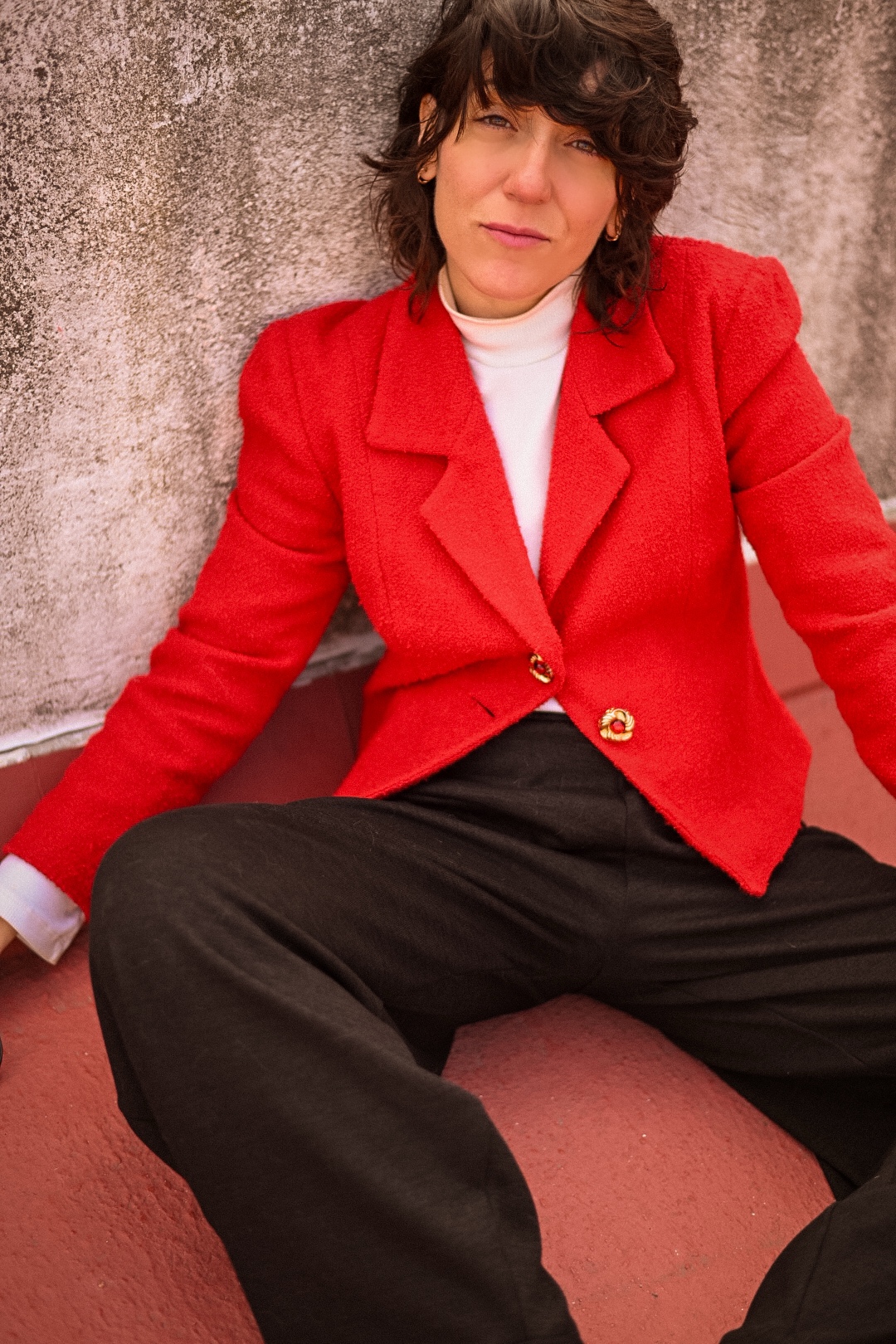 Look vintage diario con chaqueta roja en azotea urbana