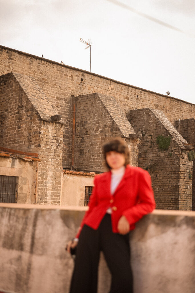 Look vintage diario con chaqueta roja en azotea urbana
