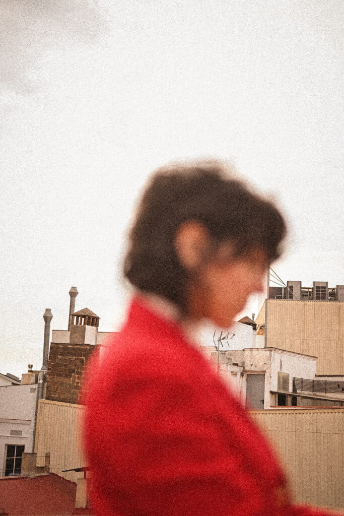 Look vintage diario con chaqueta roja en azotea urbana