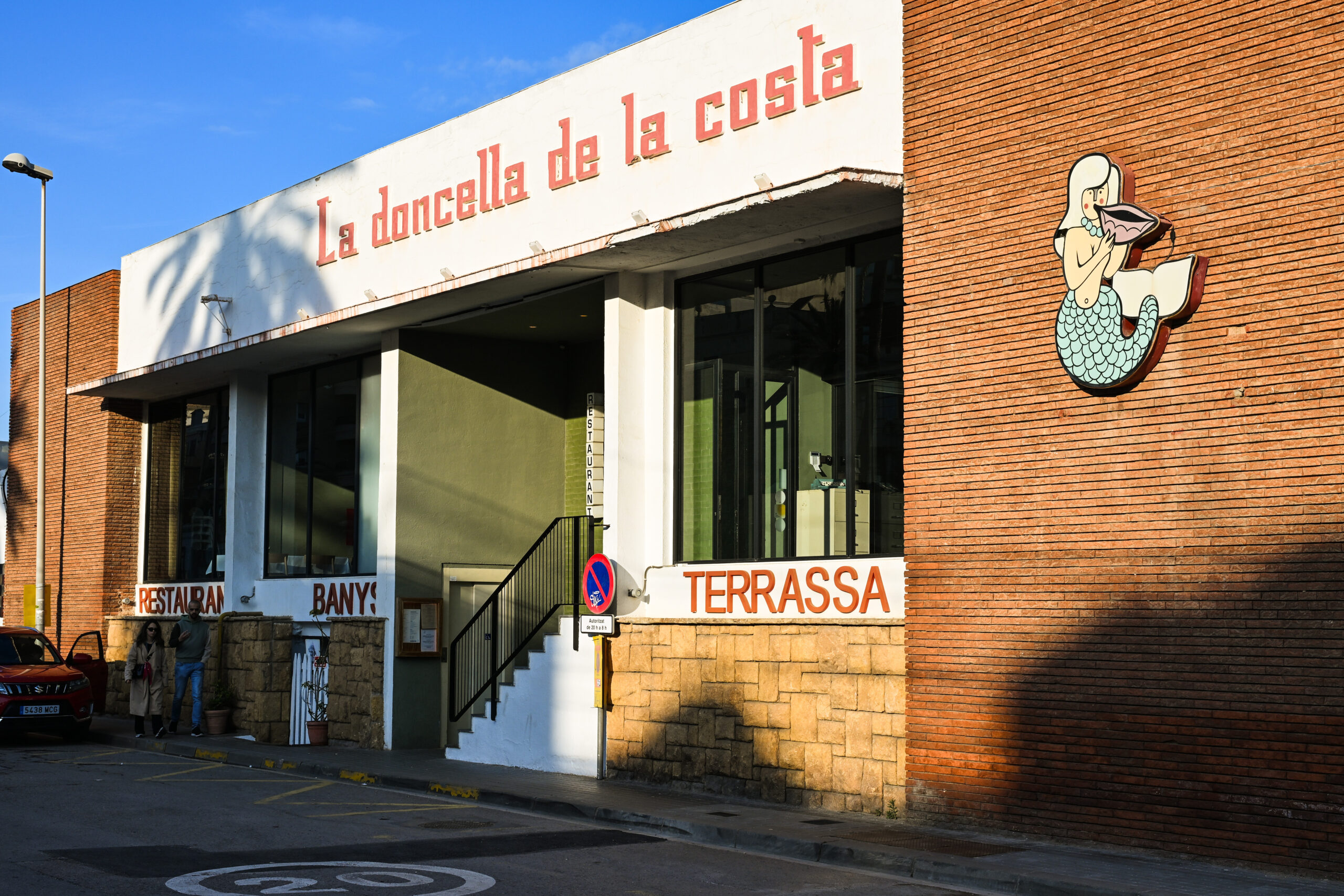 Exterior La Donzella de la Costa Badalona