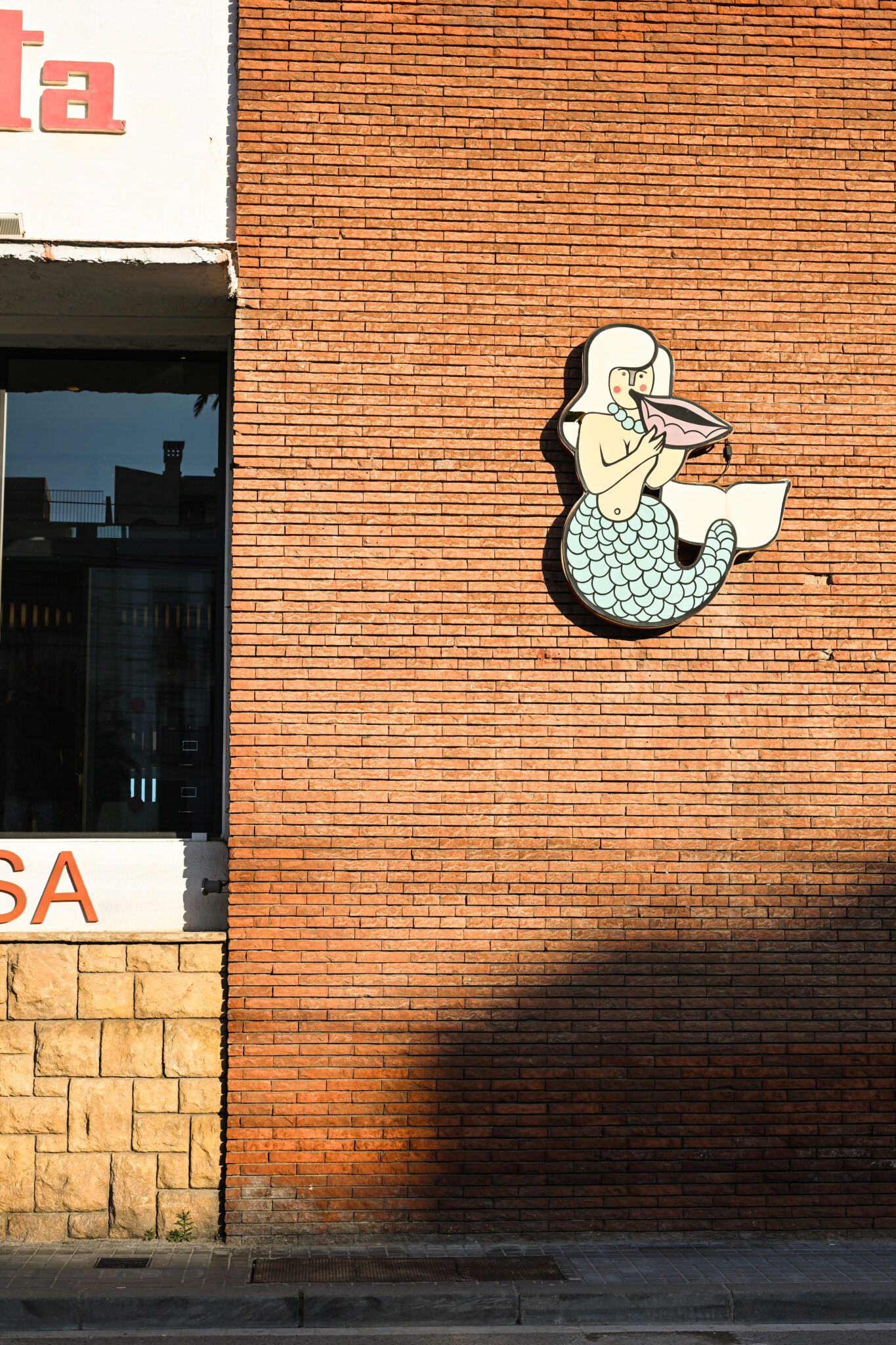 La Donzella de la Costa Badalona
