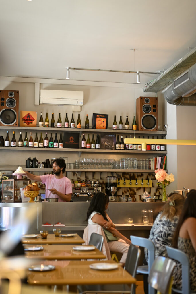 Interior de Superauto Barcelona restaurante de cocina creativa en el Eixample de Barcelona