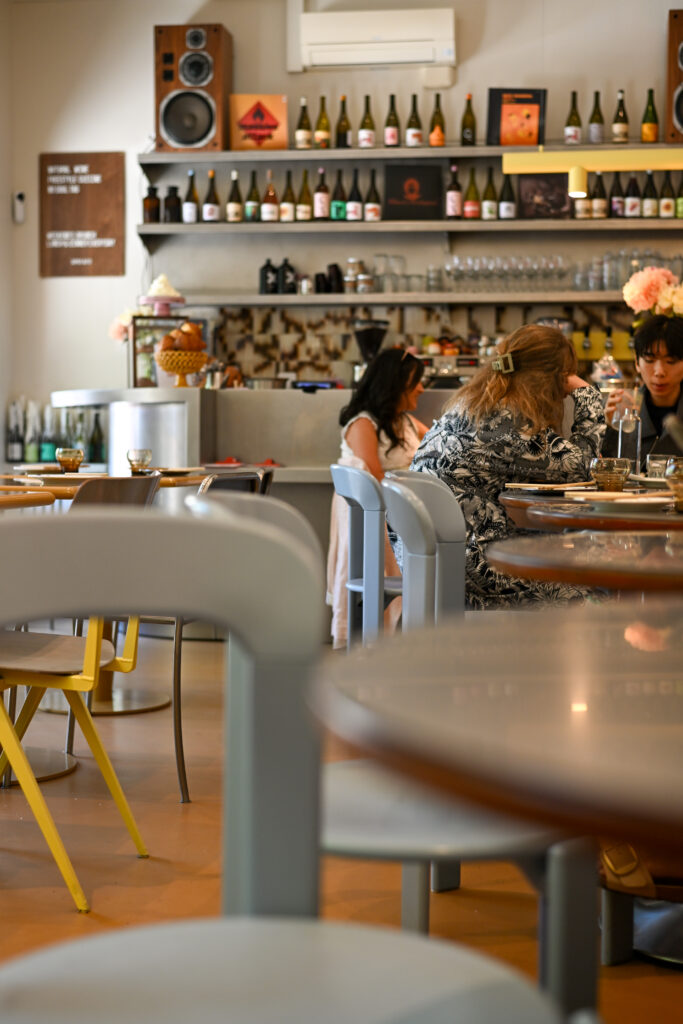 Interior Superauto Barcelona restaurante de cocina creativa y vinos naturales en el Eixample de Barcelona