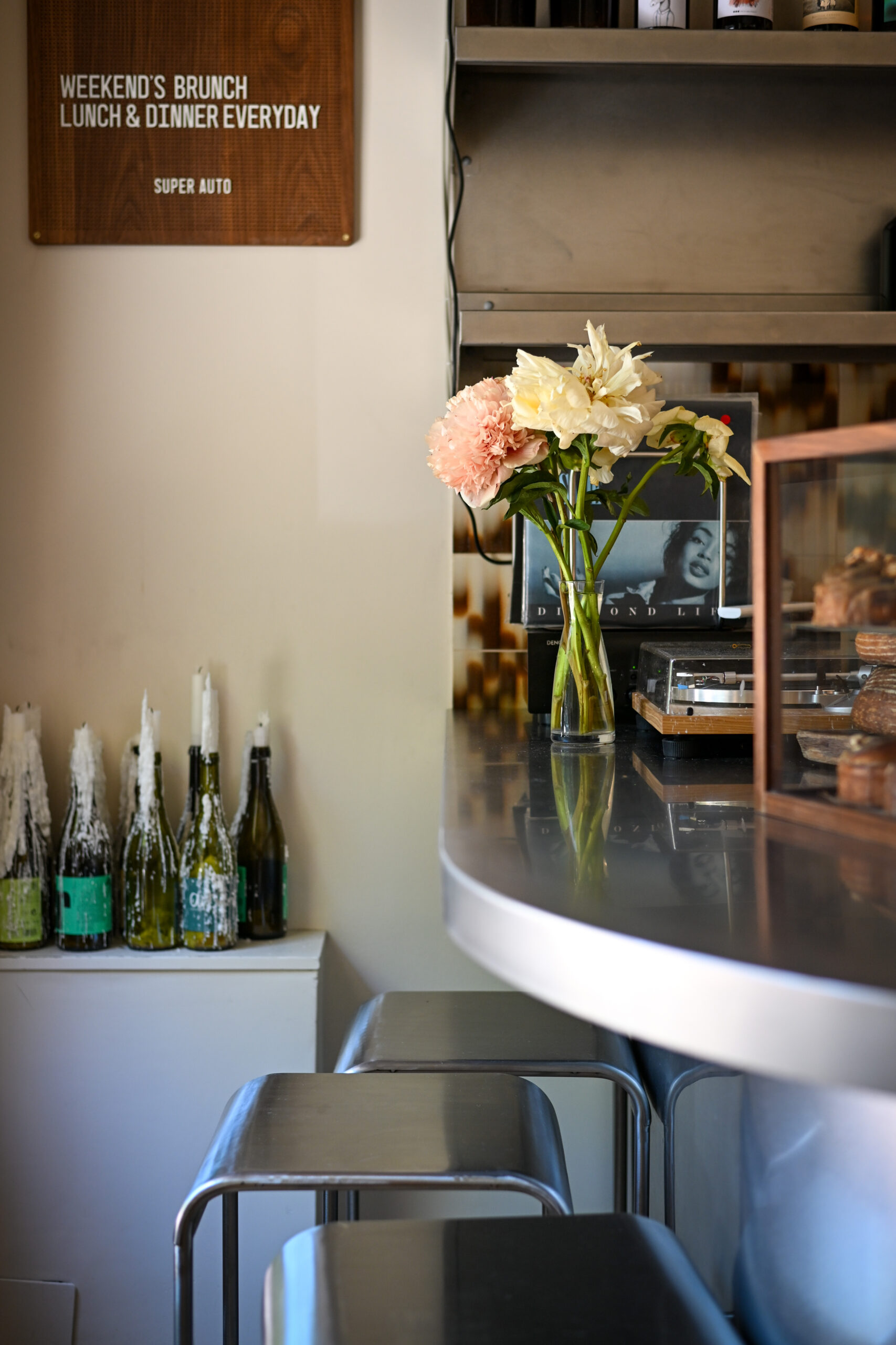 Interior Superauto Barcelona restaurante de cocina creativa y vinos naturales en el Eixample de Barcelona
