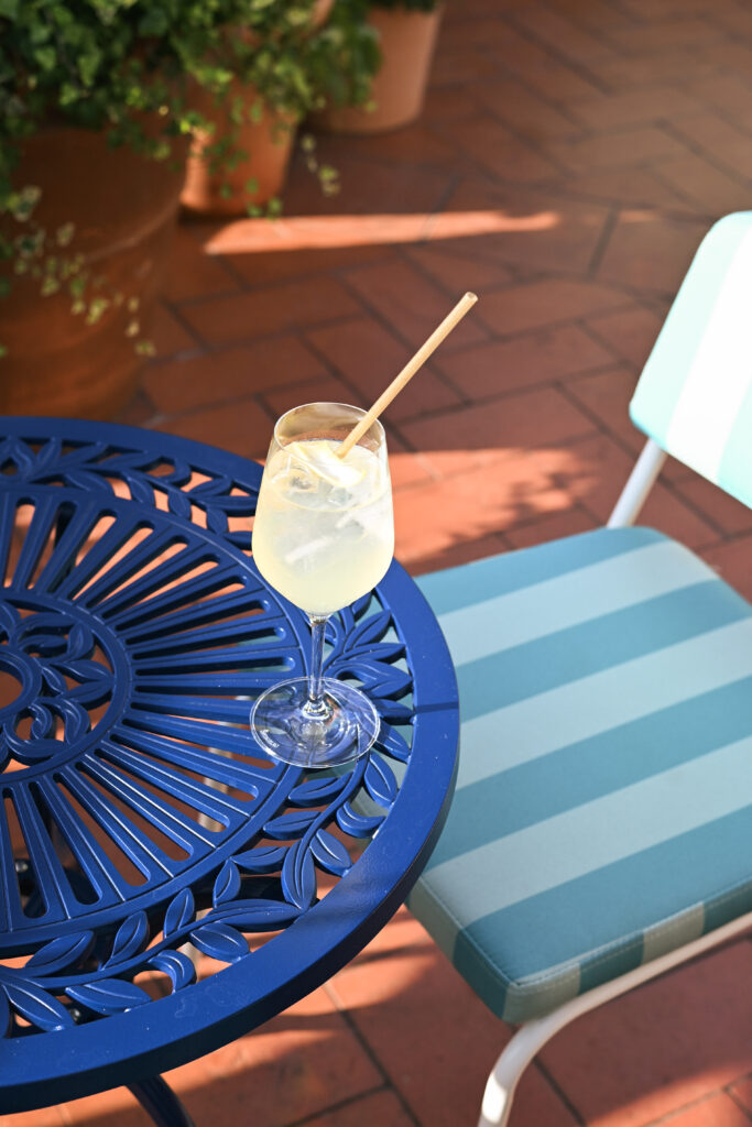 Spritz con Saint Germain en Gaudí Secret Garden by Saint Germain en El Palace Barcelona