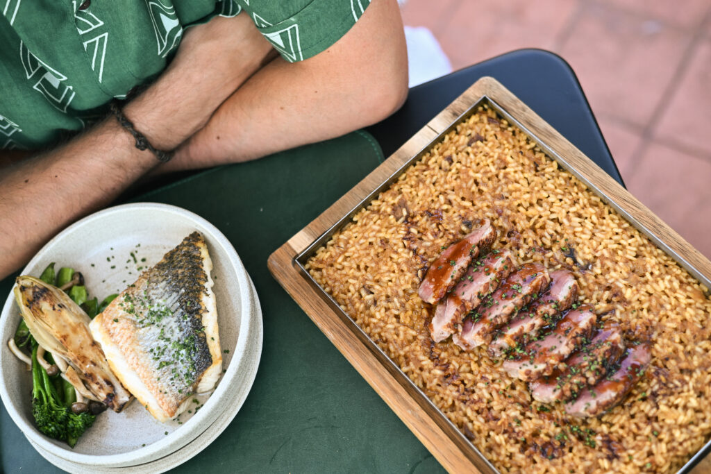 Arroz seco de magret de pato y lubina a la brasa con verduras en la rooftop de El Palace Barcelona