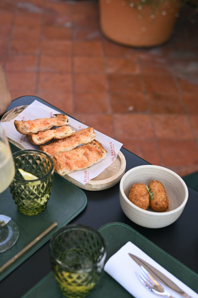 Croquetas de autor y pan con tomate en el Rooftop Garden de El Palace Barcelona