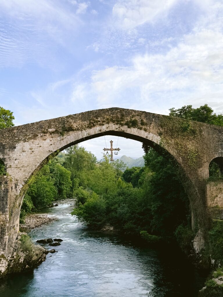Río sella a su paso por Cangas de Onís durante el verano en Asturias