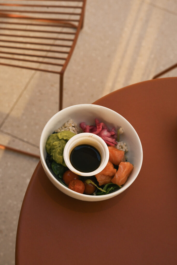 Poke Bowl de salmón de Greensland en Time Out Market Barcelona en Centro Comercial Maremagnum