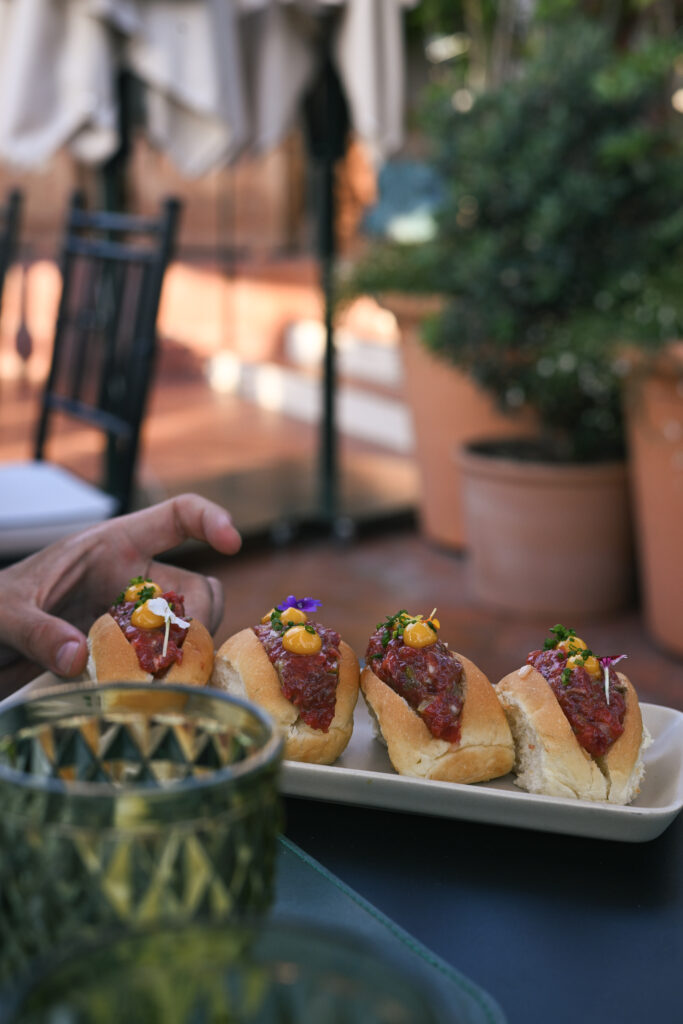 Tartar de vacuno con pan brioche en Rooftop Garden El Palace Barcelona