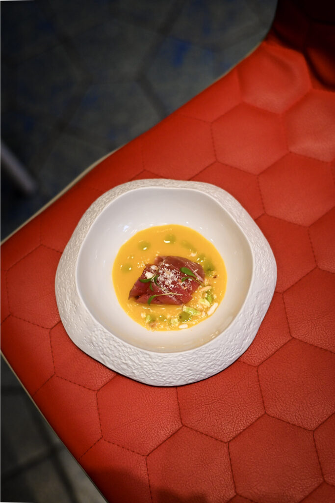Tiradito de lomo al ají amarillo y maíz chulpi de Tunateca Balfegó en la Diagonal de Barcelona
