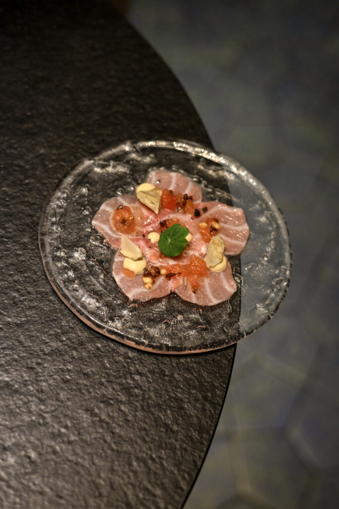 Carpaccio de otoro con vinagreta de jamón y alcachofas de temporada de Tunateca Balfegó en la Diagonal de Barcelona
