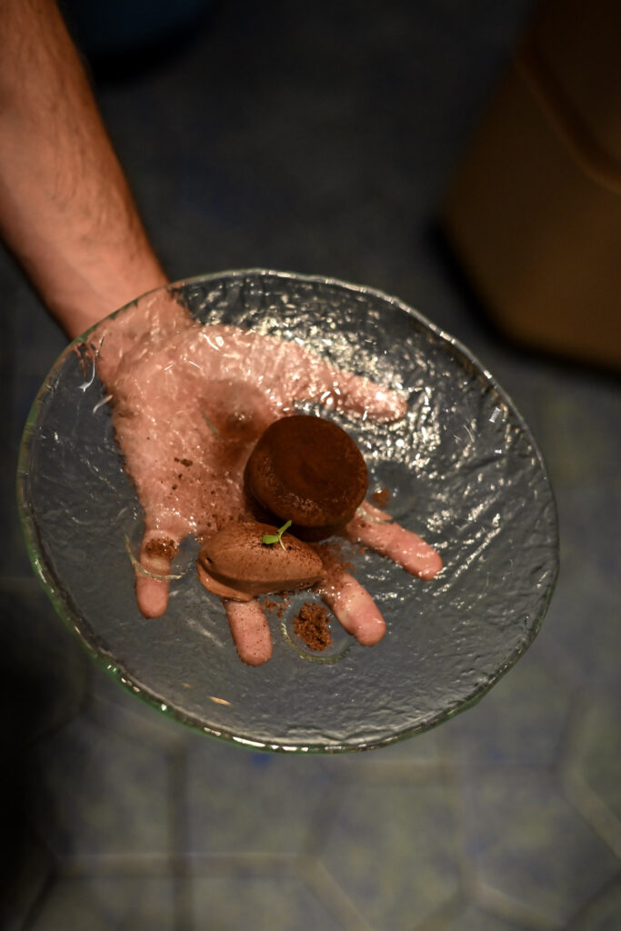 Coulant de chocolate con tierra de chocolate y corazón de atún de Tunateca Balfegó en la Diagonal de Barcelona