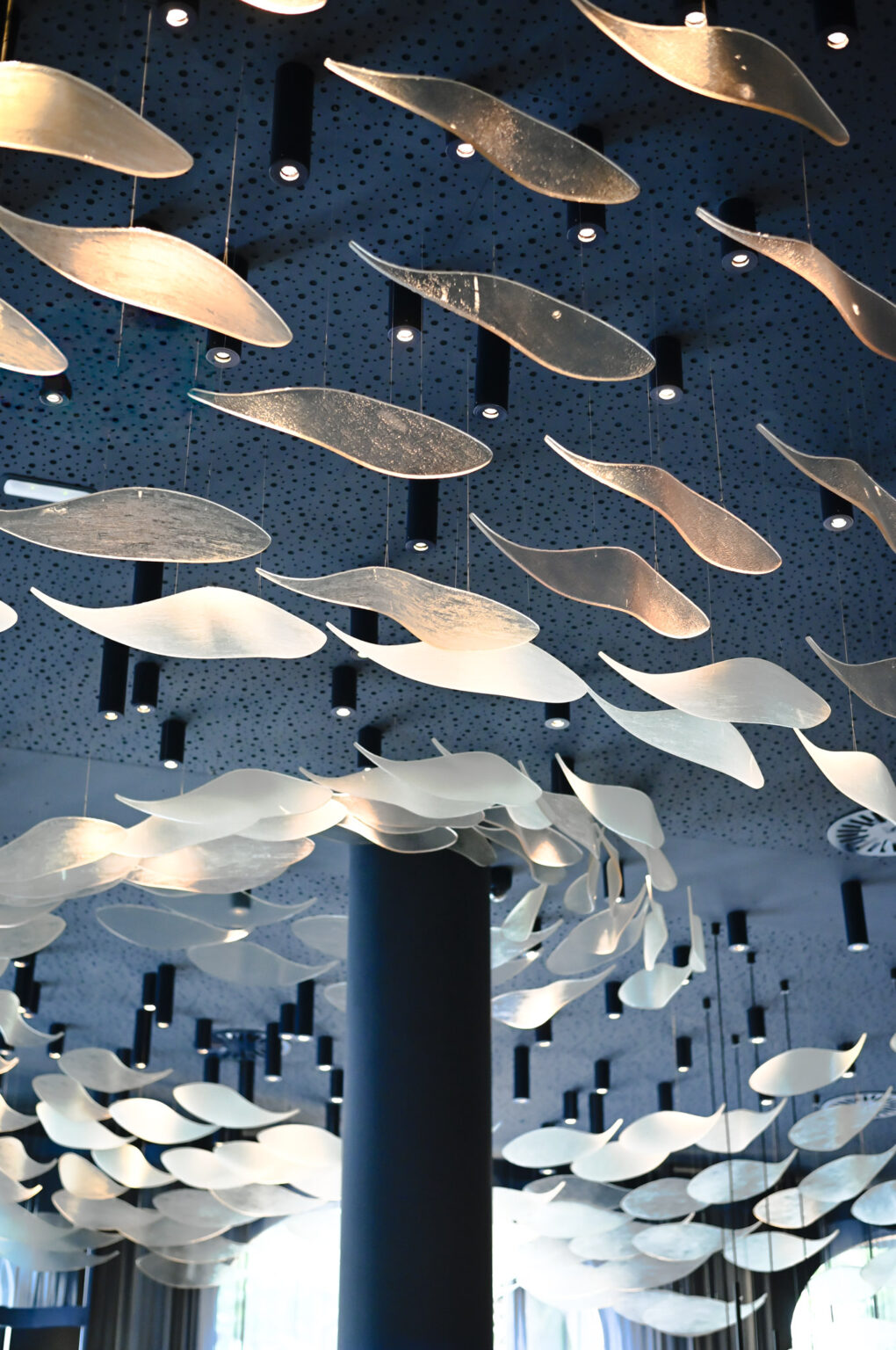 Diseño interior con pescados hechos de cristal de la Tunateca de Balfegó en la Diagonal de Barcelona
