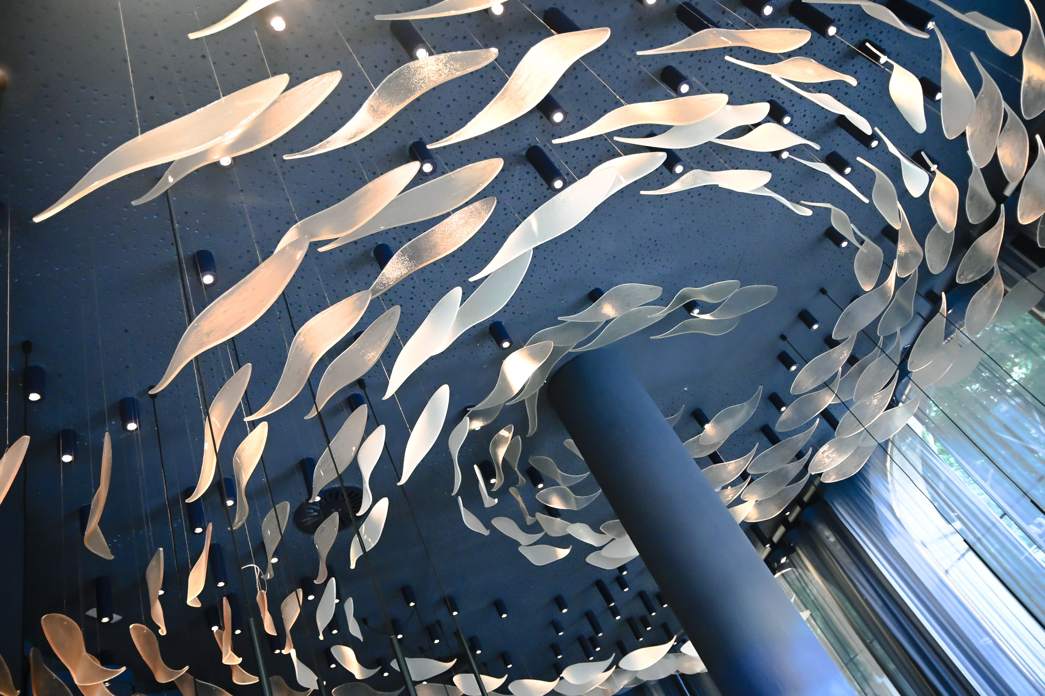 Diseño interior con pescados hechos de cristal de la Tunateca de Balfegó en la Diagonal de Barcelona
