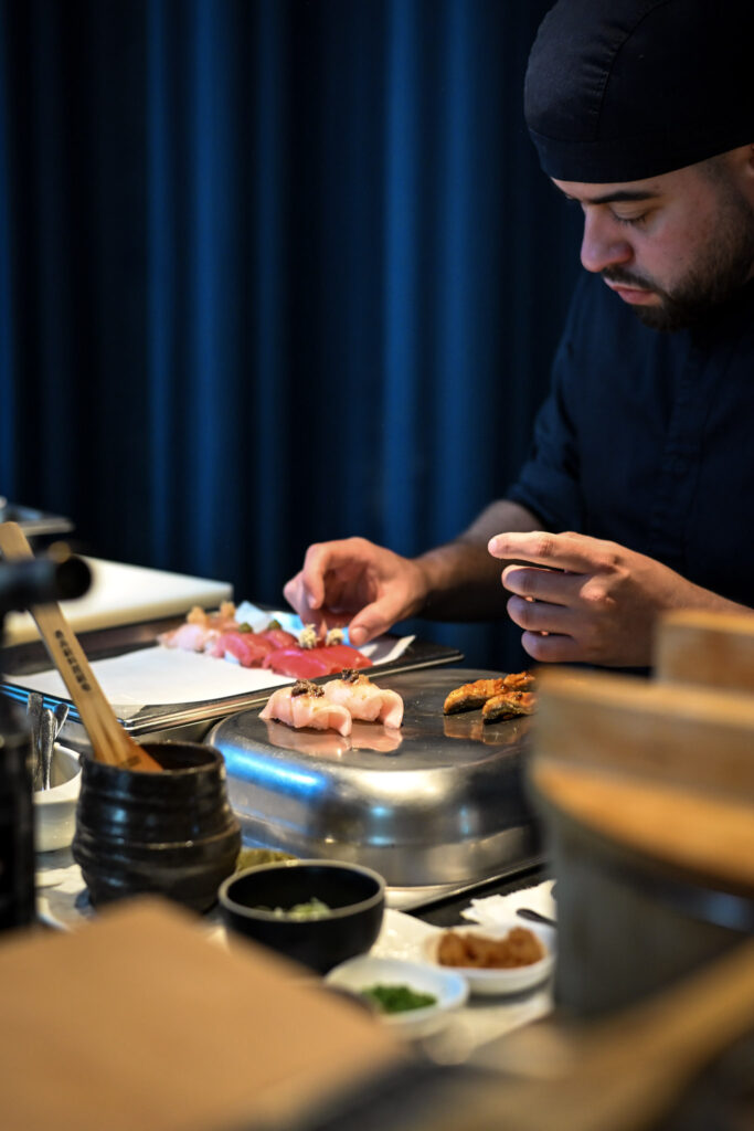Sushiman elaborando sushi en la Tunateca de Balfegó en la Diagonal de Barcelona
