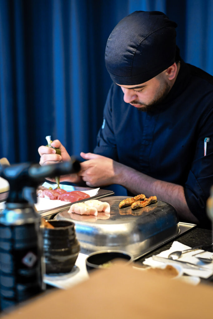 Sushiman elaborando sushi en la Tunateca de Balfegó en la Diagonal de Barcelona