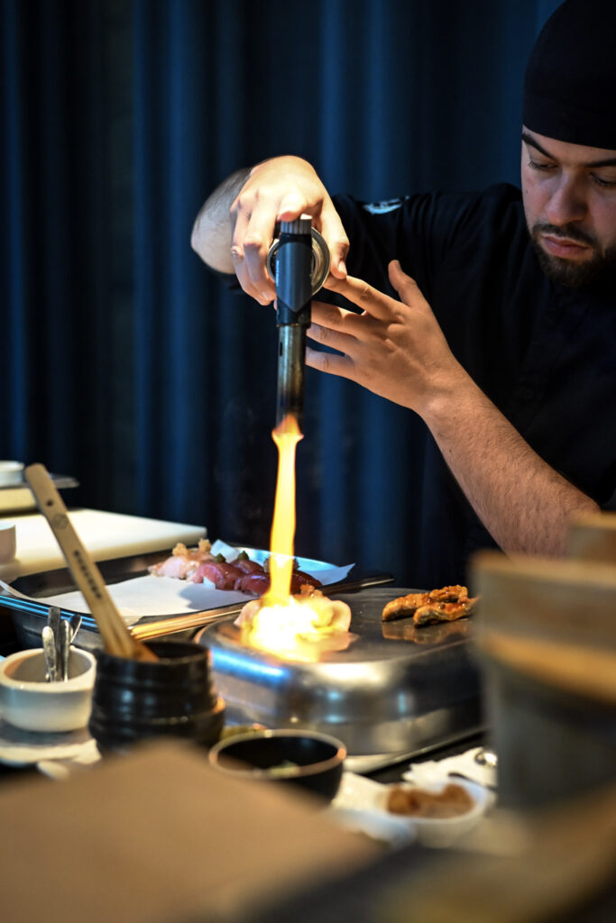 Sushiman elaborando sushi en la Tunateca de Balfegó en la Diagonal de Barcelona