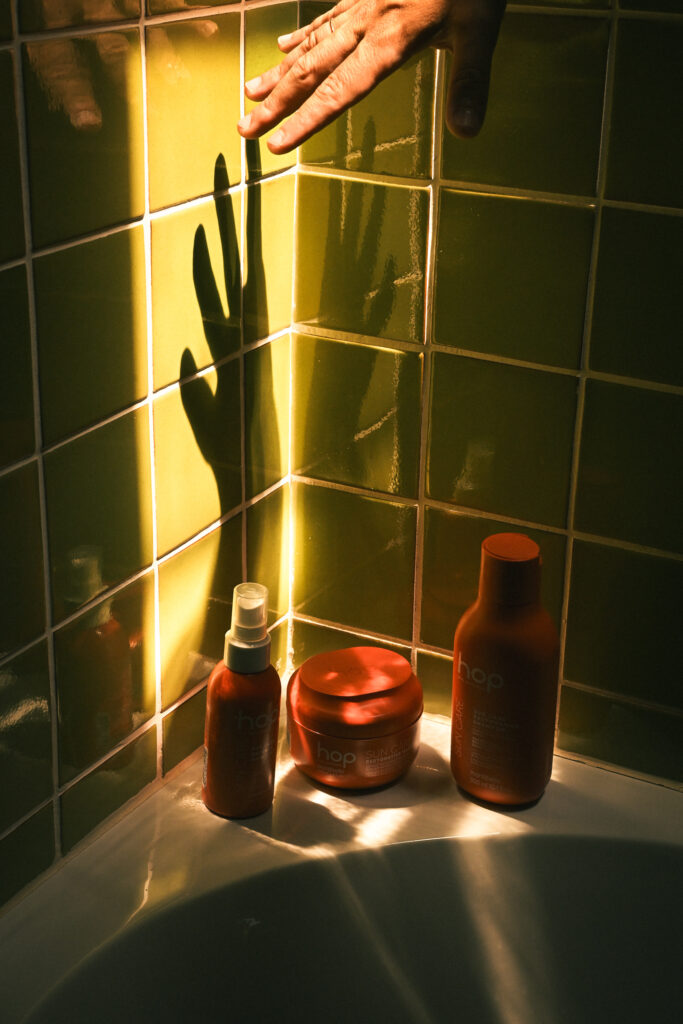 Gama Hop Sun Care de Montibello para proteger el cabello del sol."
