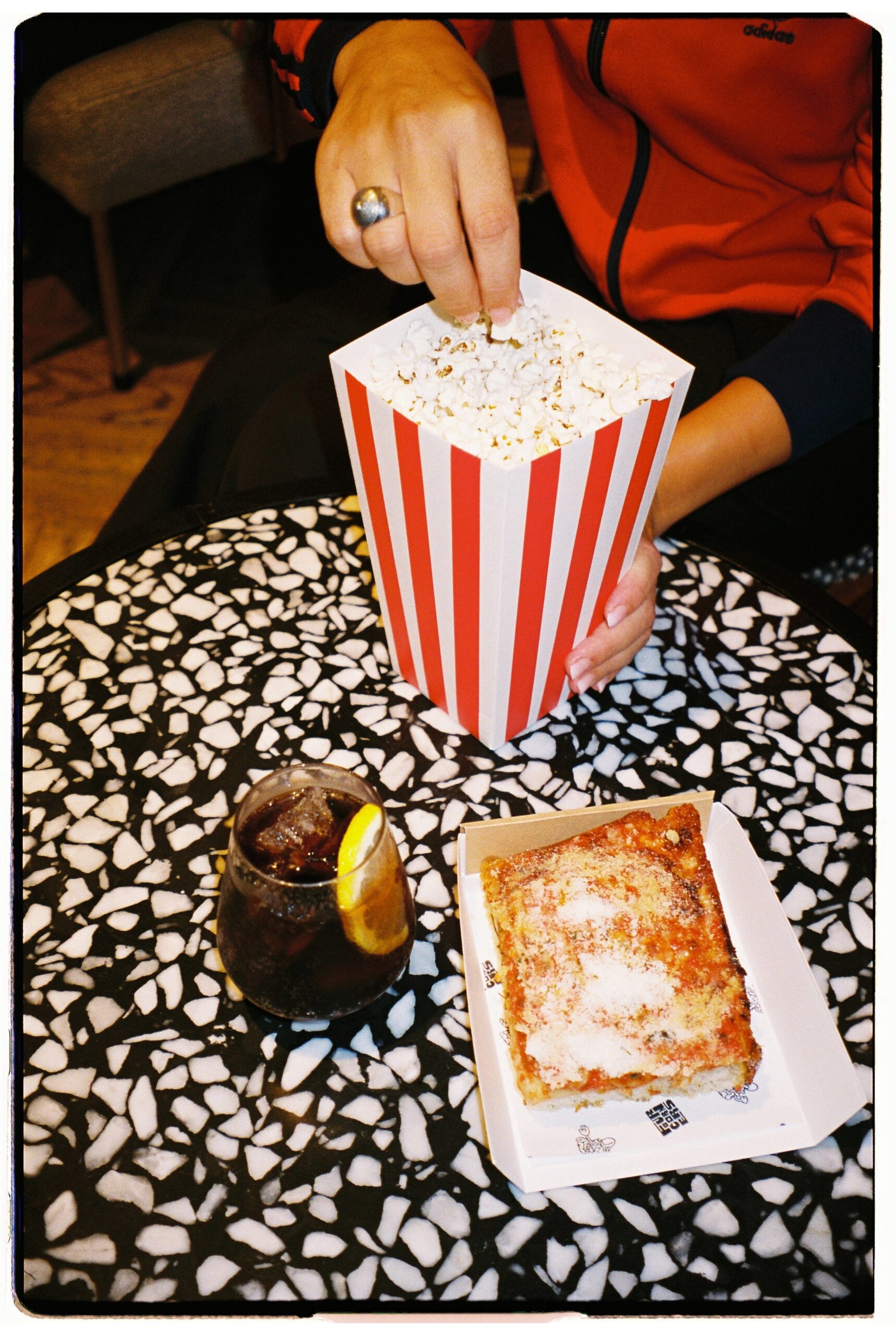 La Cava Cinema Club propone domingos de cine en Barcelona con películas de Filmin en 35 mm, palomitas y pizza de Four Corners.